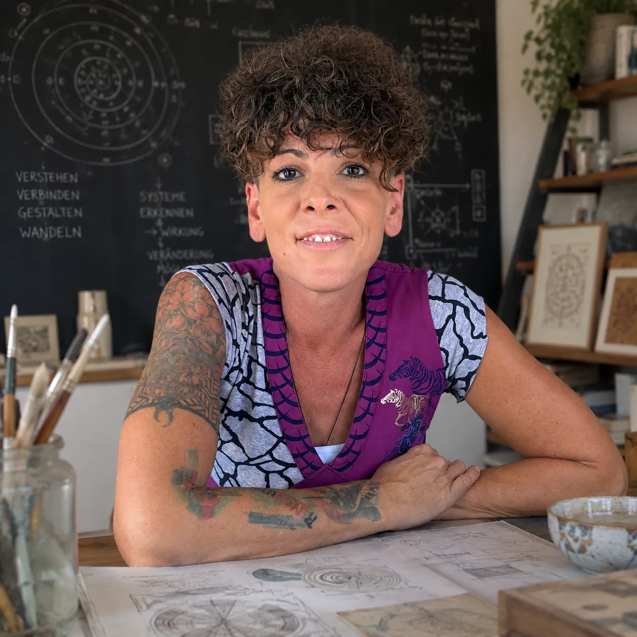 Johanna Pardo auf der Bühne mit ihrem Buch